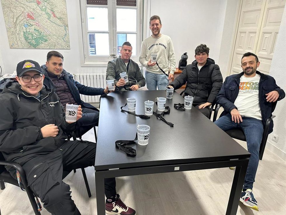 Calahorra entrega 1.000 vasos de plástico a locales de ocio para concienciar sobre eliminación violencia mujer