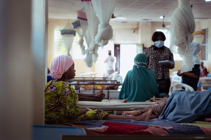 Pacientes siendo atendidos en un hospital gestionado por Médicos sin Fronteras (MSF) en Nigeria