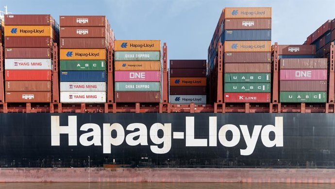 Archivo - FILED - 25 March 2022, Hamburg: A container ship belonging to the German container shipping company Hapag-Lloyd can be seen at Hamburg's container terminal. Photo: Markus Scholz/dpa