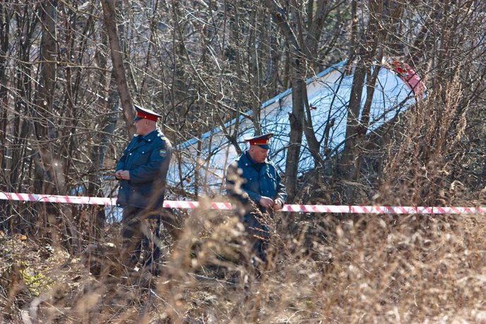 Archivo - Apr 10, 2010 - Smolensk, Russia - Police block the plane crash site at Severny military airport where a fragment (a wing) of the crashed TU-154 plane landed. A plane carrying the Polish president Kaczynski and dozens of the country's top politic