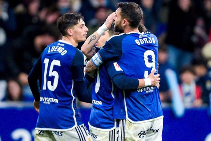 Borja Bastón celebra un gol con sus compañeros del Real Oviedo.