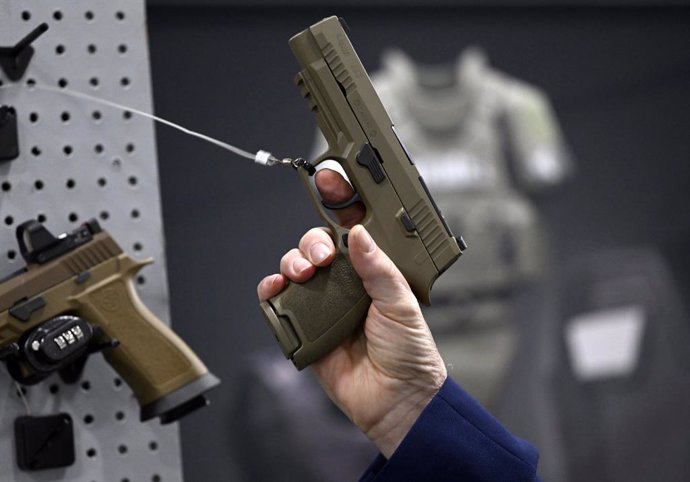 Archivo - June 1, 2023, Ottawa, ON, CAN: An attendee takes in the look and feel of a SIG Sauer P320, also known as the C22, that will be the new pistol for the Canadian Forces, at the CANSEC trade show, billed as North AmericaAAs largest multi-servic