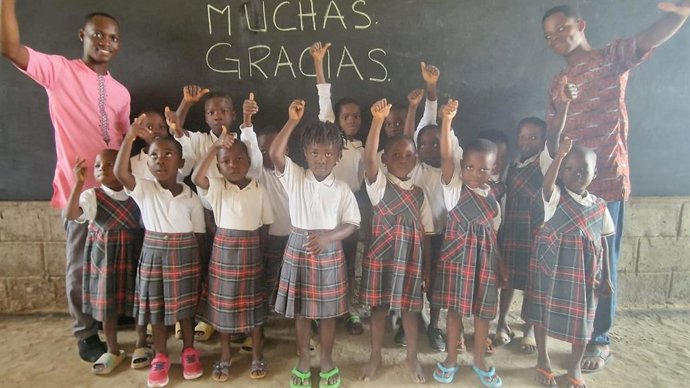 Archivo - Alumnos del colegio 'My Avenir' posan frente a una pizarra donde han escrito en español "Muchas Gracias".