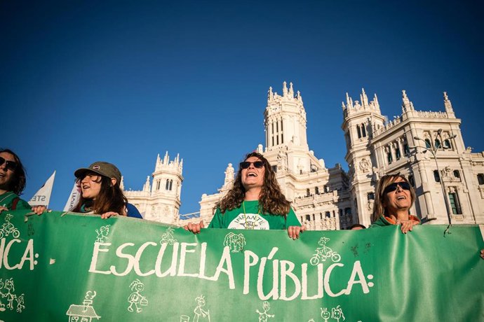 Archivo - Varias personas marchan en una manifestación por la educación pública, en la Plaza de Cibeles
