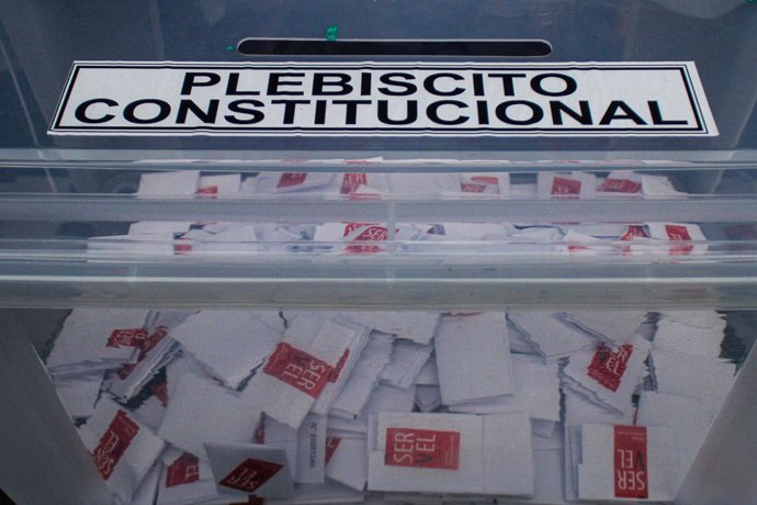 Archivo - September 4, 2022, Valparaiso, Chile: Ballot box seen at a polling station during the Plebiscite 2022 approval for the new Constitution of Chile.