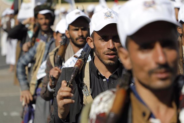 Miembros de los hutíes durante un desfile militar en la capital de Yemen, Saná