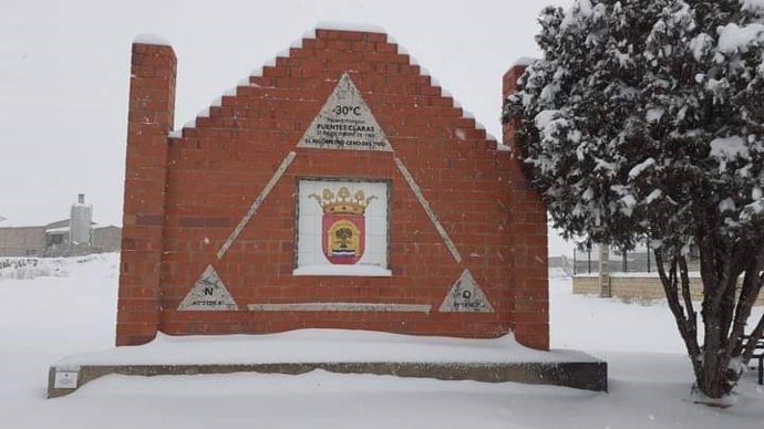 Hito situado a la entrada del municipio de Fuentes Claras (Teruel), durante la borrasca Filomena, en 2021, que recuerda el lugar, fecha y temperaturas alcanzadas hace 60 años.