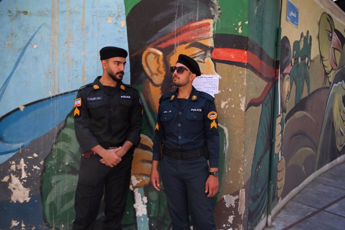 Archivo - October 18, 2023, Tehran, Iran: Two Iranian police officers are seen during an anti-Israel protest at Palestine Square in downtown Tehran. The protest erupted after Hamas-led authorities in Gaza said hundreds of people had been killed in an Is