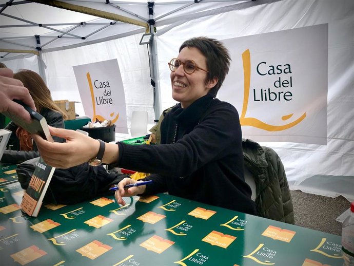 Archivo - La escritora y poeta Eva Baltasar en su firma de libros en Barcelona por Sant Jordi