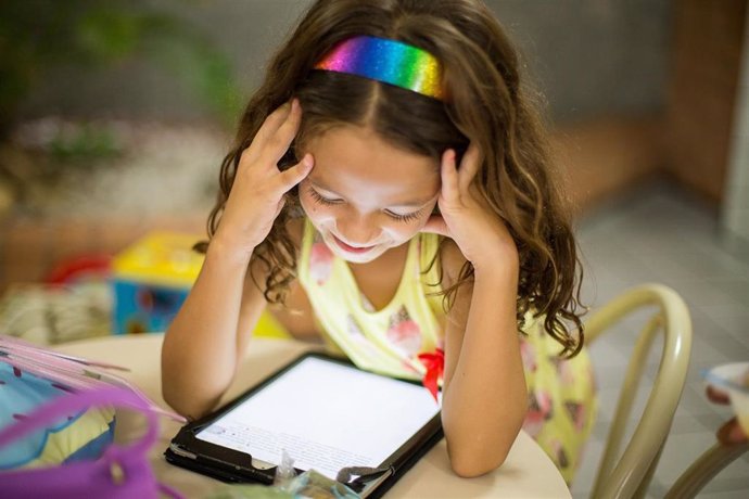 Una niña utilizando una tableta