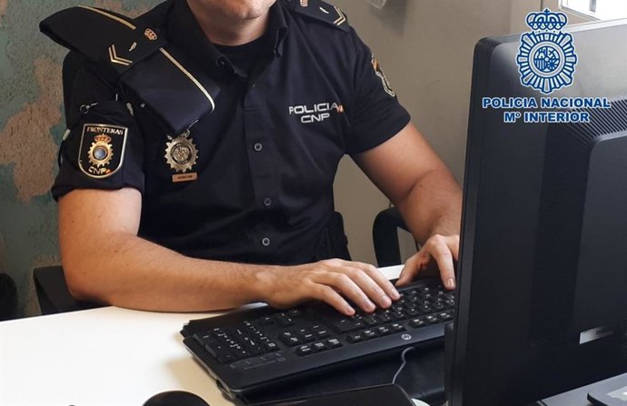 Un agente de la Policía Nacional.