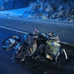 Imagen de la motocicleta sobre el asfalto tras el accidente en la Nacional 323 en Vélez de Benaudalla (Granada).