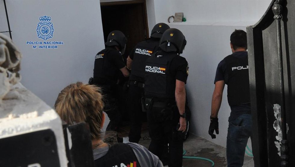 Nota De Prensa + Fotos "La Policía Nacional Libera A Cuatro Mujeres Víctimas De Un Delito De Agresión Sexual Y Detiene A Los Tres Responsables De La Casa De Citas"