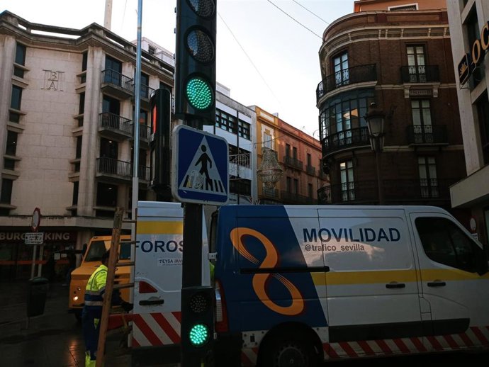 Un operario de Movilidad instala un semáforo específico para lentes LED.
