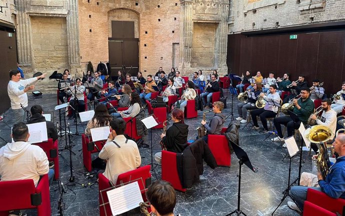 Matias de la Fuente dirige a la Banda de Música 'La Estrella' durante la grabacion del disc