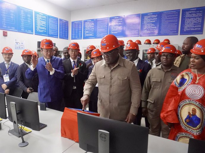 Archivo - KINSHASA, Oct. 7, 2023  -- President of the Democratic Republic of the Congo Felix Tshisekedi presses the main operating button of the generator at the Busanga hydroelectric power plant in Lualaba Province, the Democratic Republic of the Congo, 