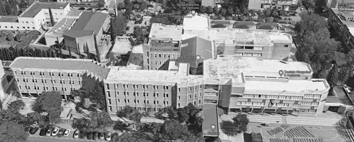 Imagen aérea del colegio Santa Joaquina de Vedruna, en el barrio de Nervión, en Sevilla.