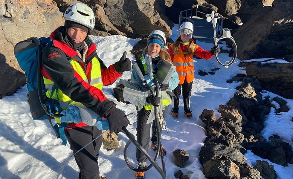 Investigadores del Grupo ITF, en la instalación del prototipo de generador termoeléctrico en el Teide. De izda. A dcha., David Astrain, Patricia Alegría y Leyre Catalán.