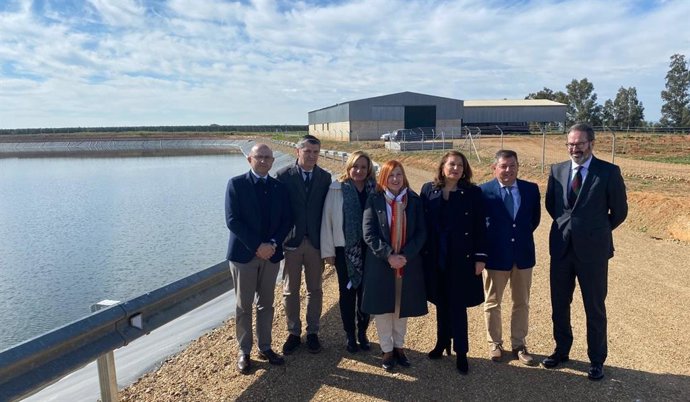 La consejera de Agricultura, Pesca, Agua y Desarrollo Rural, Carmen Crespo, junto a comunidades de regantes.
