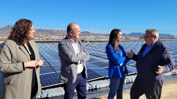 La consejera Sara Rubira en la visita a las instalaciones de la Comunidad de Regantes de Mazarrón