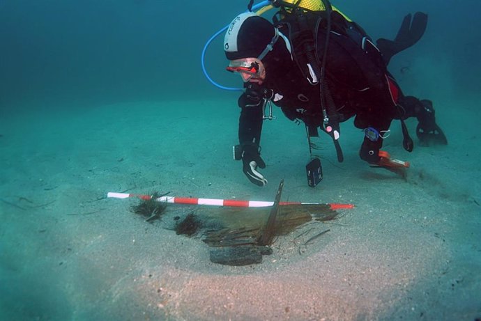 Un submarinista inspecciona unos restos de patrimonio submarino subacuático localizados en los fondos de la ría de Ribadeo (Lugo)