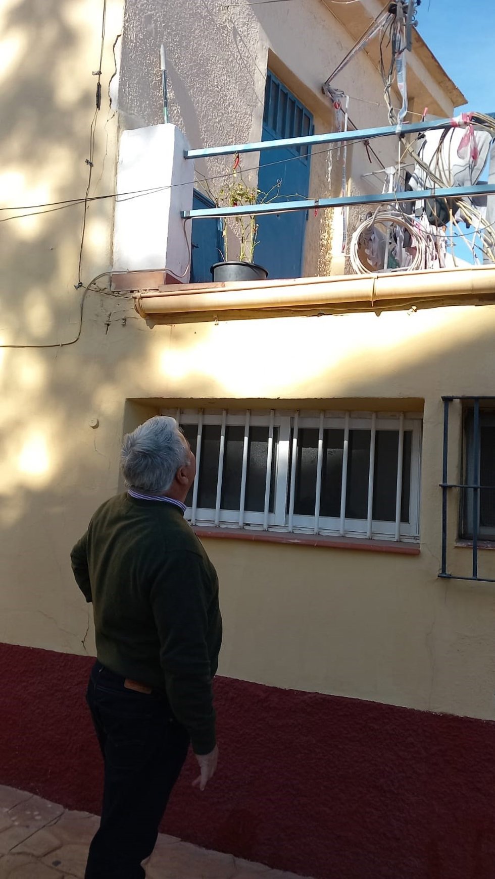 El concejal del grupo socialista Salvador Trujillo informa sobre soterrado de cables eléctricos