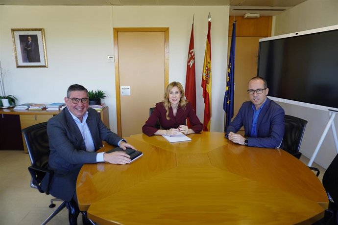 La directora del SEF, Marisa López, y el director general de Transformación Digital, Javier Martínez, mantuvieron en encuentro  con el director de la empresa consultora Nubecentro, Carlos Torres