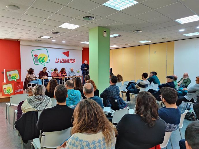 Imagen de este sábado de la reunión en Sevilla de IU Andalucía con la participación de su coordinador, Toni Valero.
