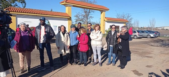 Miembros de la Plataforma de Personas Migrantes de Extremadura frente al dispositivo de acogida del polígono el Prado de Mérida