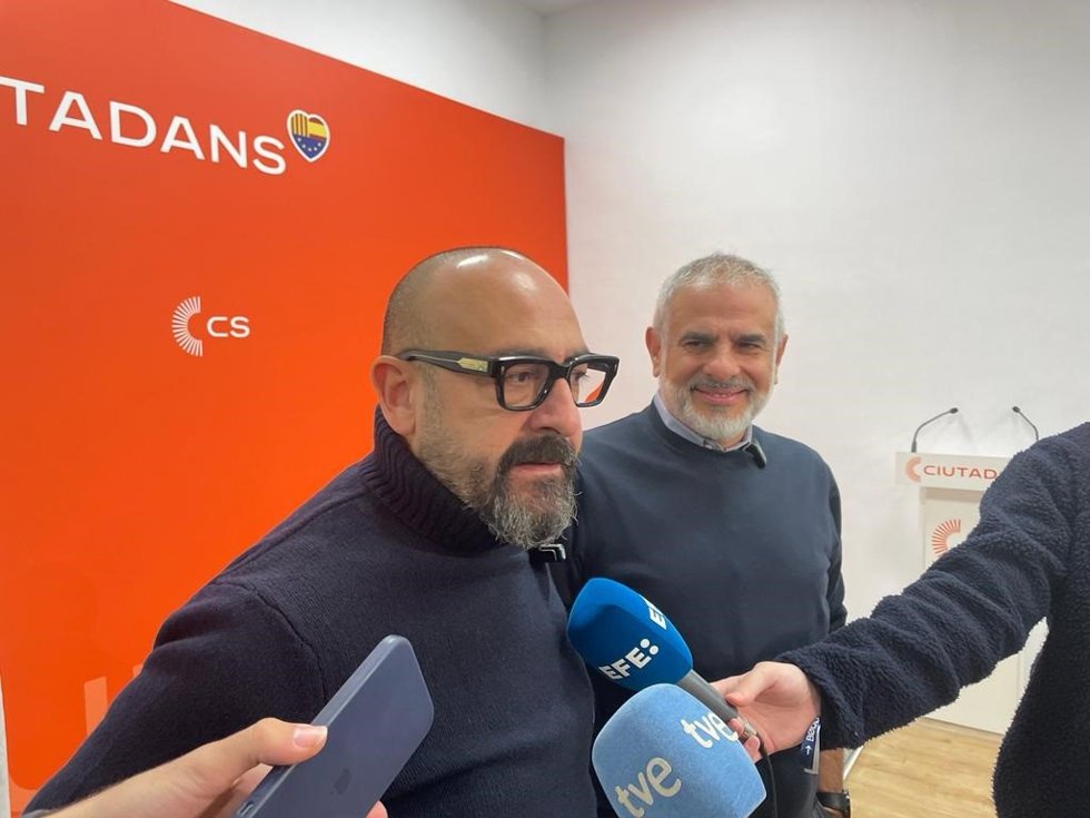 El portavoz de Ciudadanos, Jordi Cañas, y el líder de Cs en el Parlament, Carlos Carrizosa, atienden a los medios antes del Consejo General de Cs.