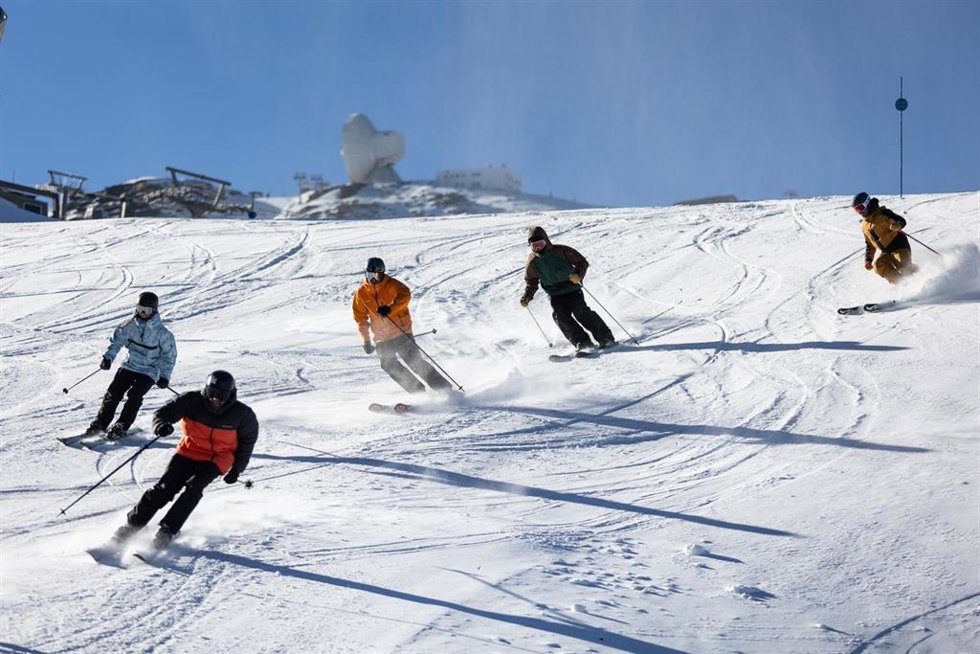 La estación invernal de Sierra Nevada ha abierto este sábado El Río, la icónica pista que conecta la zona de Borreguiles con la urbanización de Pradollano.