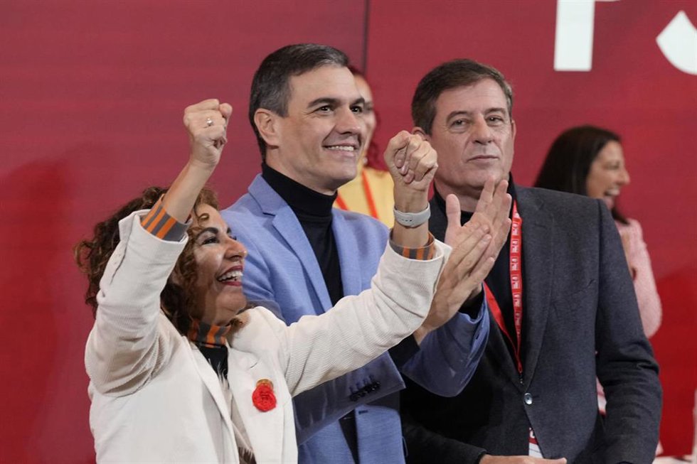 (I-D) La vicepresidenta cuarta y ministra de Hacienda y Función Pública, María Jesús Montero, el secretario general del PSOE y Pedro Sánchez, y candidato a la presidencia de la Xunta del PSdeG, José Ramón Gómez Besteiro.