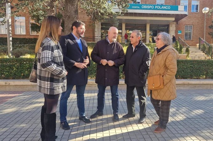 El presidente de VOX Teruel, Alejandro Nolasco, a las puertas del Hospital Obispo Polanco de Teruel.