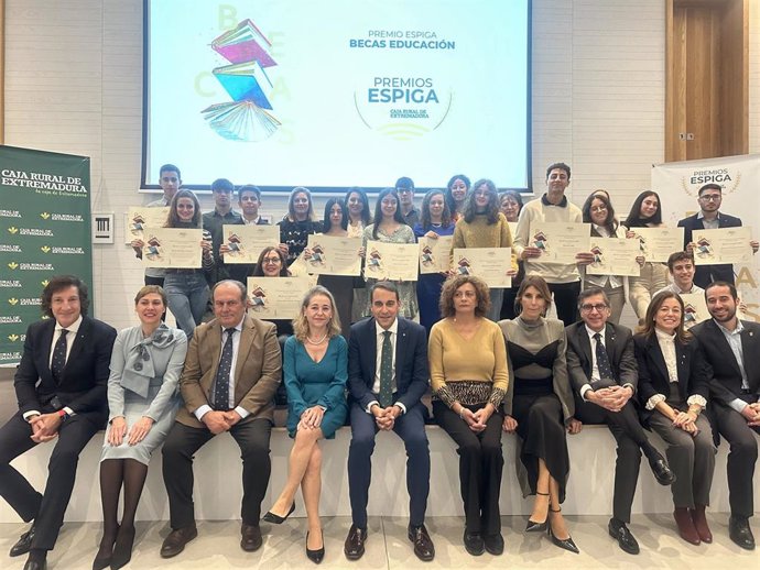 Foto de familia de los premiados con las autoridades y responsables de Caja Rural de Extremadura