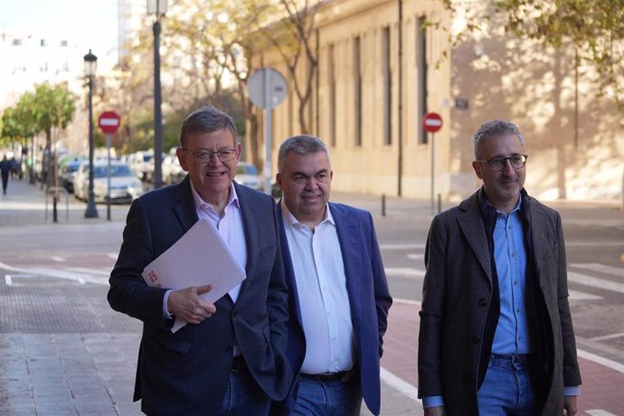 El secretario de Organización del PSOE, Santos Cerdán, llega al comité nacional del PSPV, junto al secretario general de los socialistas valencianos, Ximo Puig