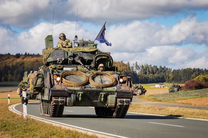 Archivo - October 22, 2023 - Hohenfels, Germany - Soldiers assigned to the 3rd Infantry Division conduct a tactical road march with Bradley Fighting Vehicles during Combined Resolve 24-01 at the Joint Multinational Readiness Center near Hohenfels. Combi