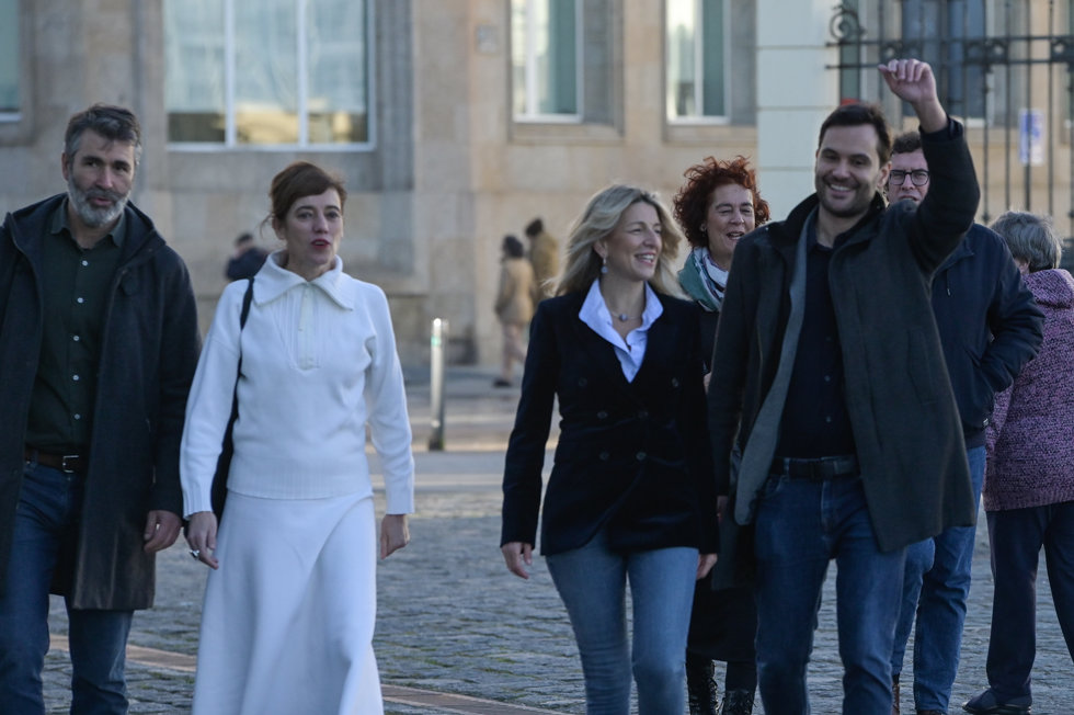 l militante de Sumar Galicia, Juan Díaz Villoslada, la portavoz de Sumar en el Congreso, Marta Lois, la líder de Sumar y vicepresidenta segunda del Gobierno, Yolanda Díaz,a 16 de diciembre, en A Coruña, Galicia (España). 