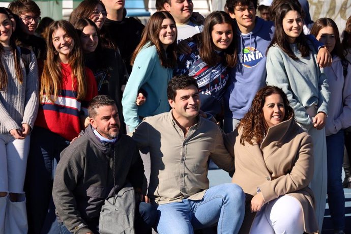 El director general del Instituto Andaluz de la Juventud, Pedro Ramírez, posa junto a algunos de los jóvenes participantes en el evento de ocio saludable 'Alternativa IAJ' en el Estadio Iberoamericano Emilio Martín de Huelva.