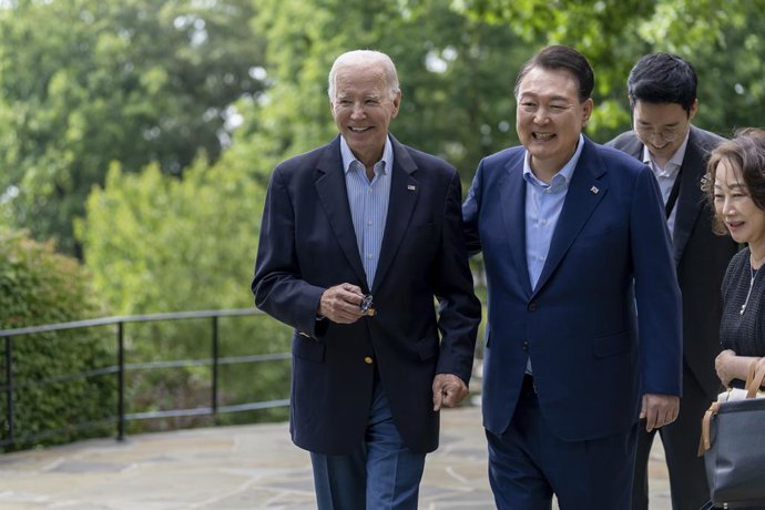 Archivo - August 18, 2023, Thurmond, MD, United States of America: U.S President Joe Biden, left, walks with South Korean President Yoon Suk-yeol, right, during the trilateral summit at Camp David, August 18, 2023 in Thurmond, Maryland, USA.