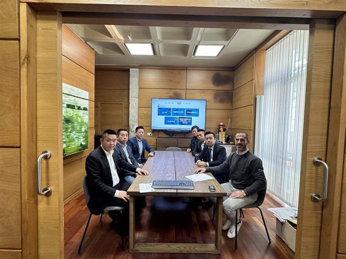 Miembros de la Asociación Cultural y Empresarial de China en Asturias; el alcalde de Siero, Ángel García, y el concejal de Hacienda, Alberto Pajares.