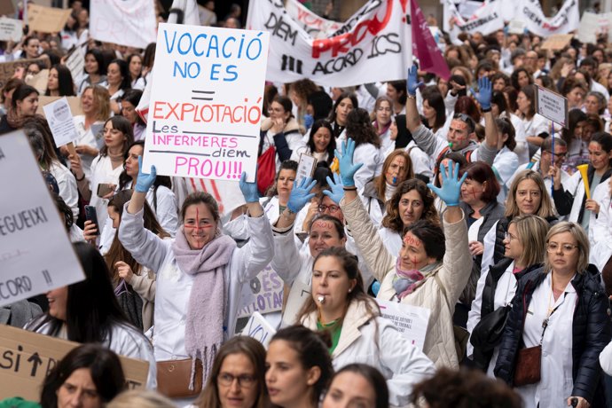 Infermeres baixant per Via Laietana durant una manifestació contra el preacord de l'Institut Catal de la Salut (ICS) de la Generalitat