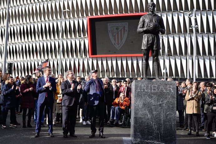 La estatua de Iribar ya luce en San Mamés