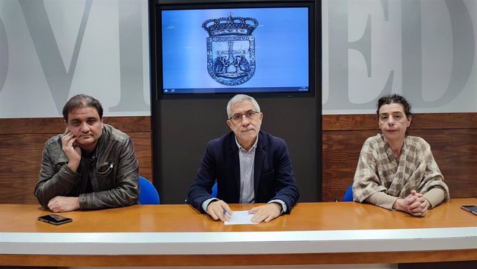 Archivo - Los concejales de IU-Convocatoria por Oviedo Alejandro Suárez, Gaspar Llamazares y Cristina Pontón, en rueda de prensa.