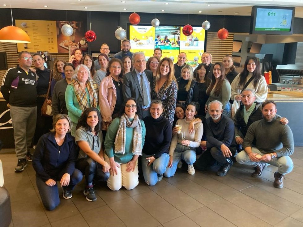 Foto de familia en el homenaje a Santiago Gómez Carmona por la labor empresarial desarrollada durante 30 años al frente del restaurante de McDonald's sito en el Centro Comercial El Paseo de El Puerto de Santa María (Cádiz).