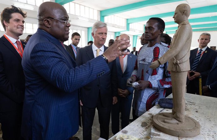 Archivo - State Secretary for scientific policy Thomas Dermine, DRC Congo President Felix Tshisekedi and King Philippe - Filip of Belgium inspect a miniature statue of King Philippe - Filip at the Academie des Beaux-Arts, during an official visit of the