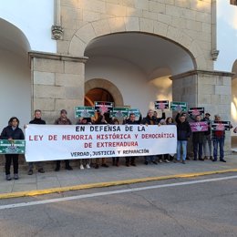 Miembros de las asociaciones memorialistas de Extremadura se concentran en Cáceres, en el marco del II Encuentro de Memoria Histórica y Democrática