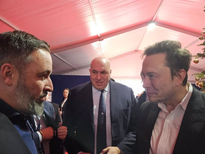 Santiago Abascal conversa con Elon Musk en el marco evento anual de Hermanos de Italia