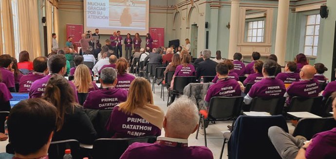 Archivo - Participantes en una de las jornadas del Datathon de Renfe.