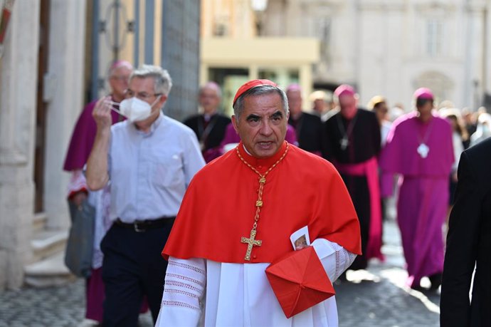 Archivo - FILED - 27 August 2022, Vatican, Vatican City: Giovanni Angelo Cardinal Becciu arrives for a consistory at St. Peter's Basilica. Becciu faces several years in prison for his involvement in the Vatican's loss-making real estate deal in London. 