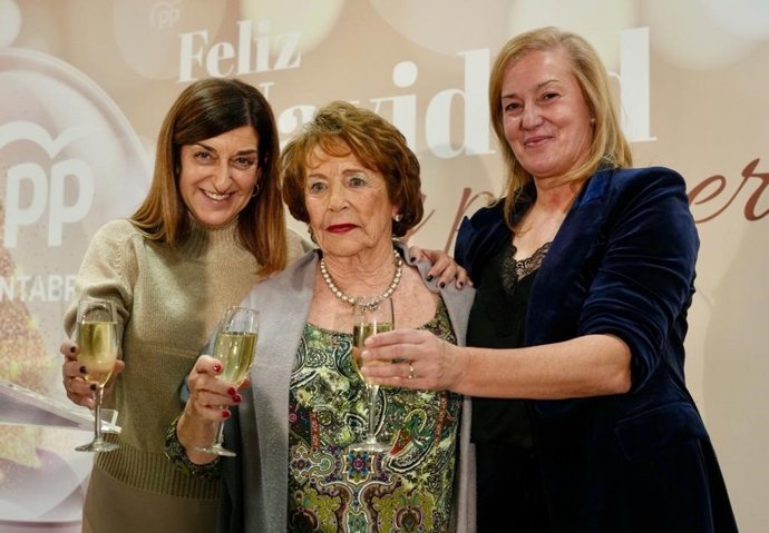 De izquierda a derecha: La presidenta de Cantabria y del PP autonómico, María José Sáenz de Buruaga; Sofía Juaristi, 'Afiliada relevante 2023', y la secretaria autonómica del partido, María José González Revuelta